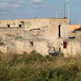 ...notiamo il rudere di quella che in origine poteva essere una masseria. Nonostante dia l�impressione di cadere letteralmente a pezzi, piccoli segni come alcuni panni stesi ci fanno capire come in realt� questo casolare sia diventato il rifugio di qualcuno